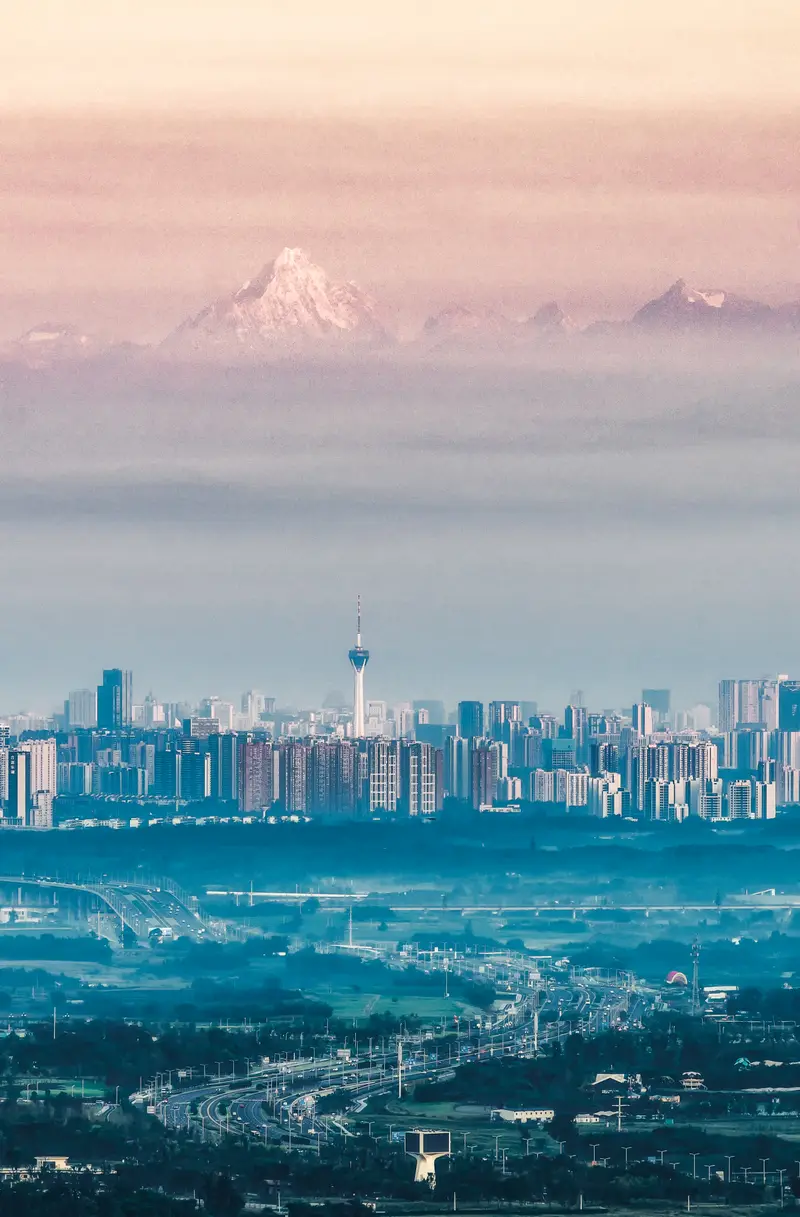 成都 雪山下的城市