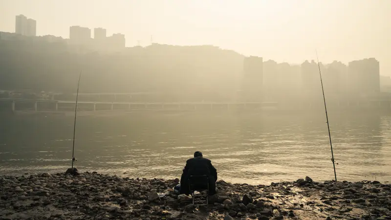 重庆 钓鱼的老者